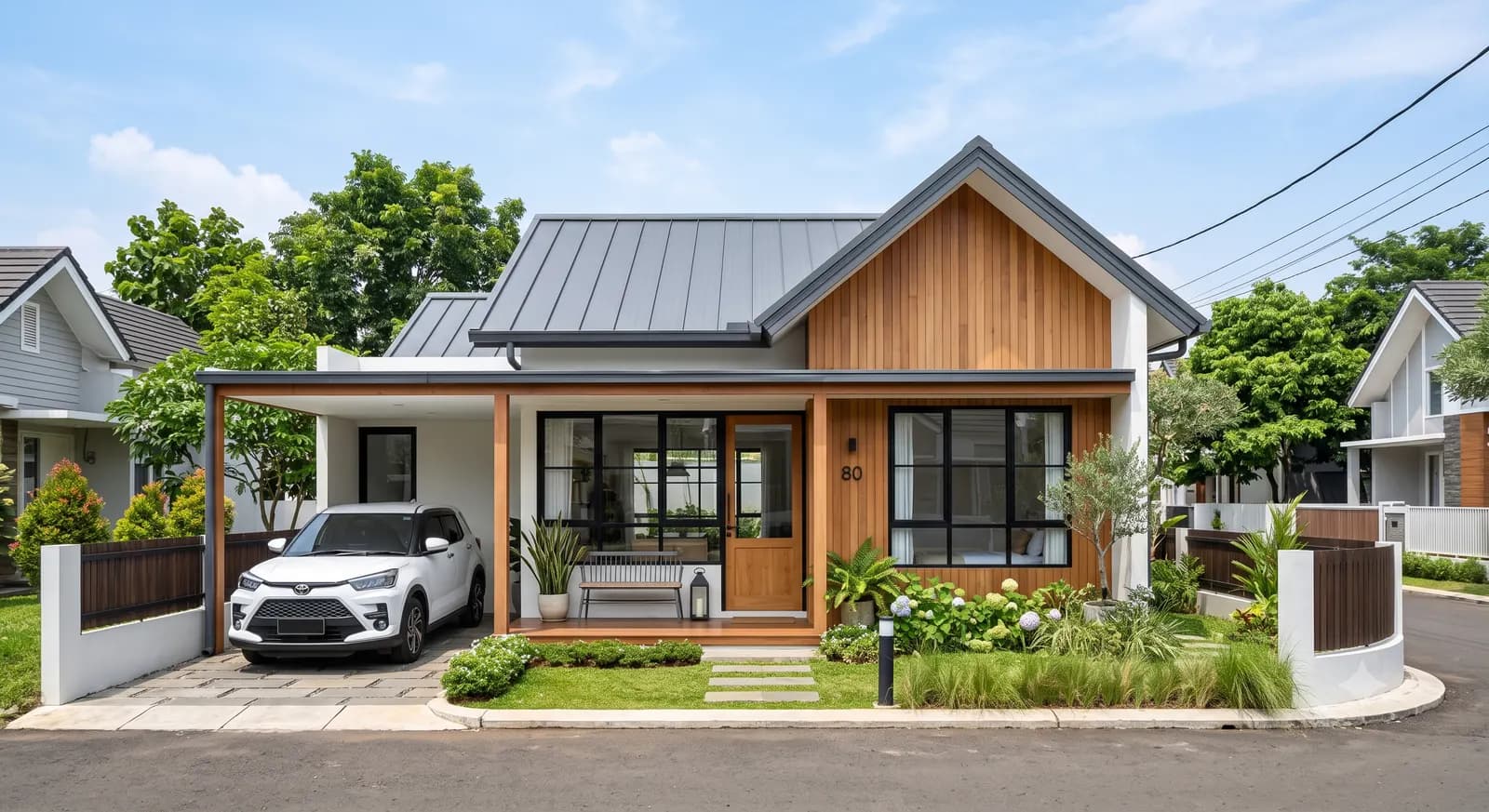 Rumah modern beratap pelana dengan dinding kayu vertikal dan mobil putih di carport terbuka